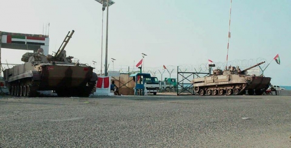 دبابات إماراتية على بوابة ميناء سقطرى