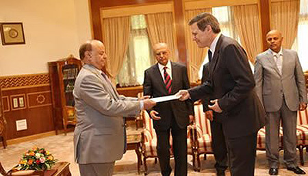 الرئيس هادي يتسلم أوراق اعتماد السفير الأمريكي الجديد لدى بلادنا