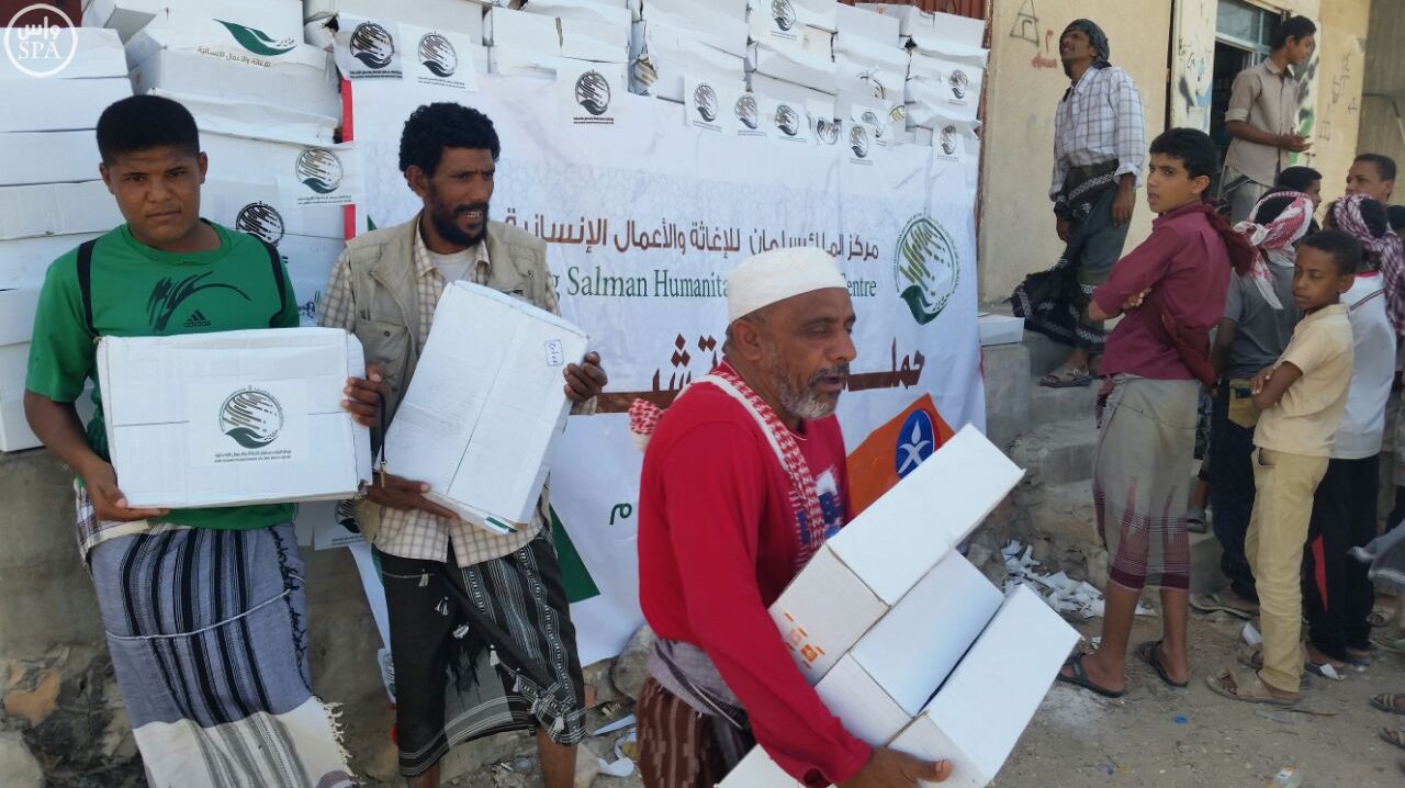 مركز الملك سلمان للإغاثة يوزع 33 طناً من التمور في مديريات محافظة حضرموت