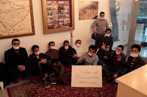 طلاب اليمن في ألمانيا يعتصمون لليوم الخامس والقائم باعمال السفير يهدد بفض الاعتصام بالقوة