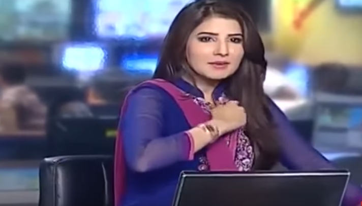 مذيعة باكستانية  تتعرض لموقف محرج على الهواء (شاهد)