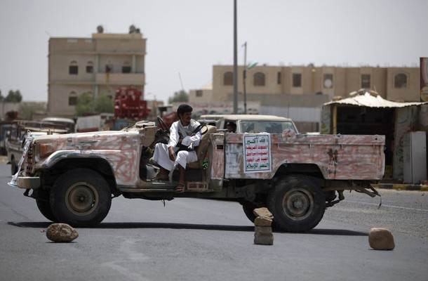 مصادر حكومية: جماعة الحوثي تستولي على 24 مليار ريال