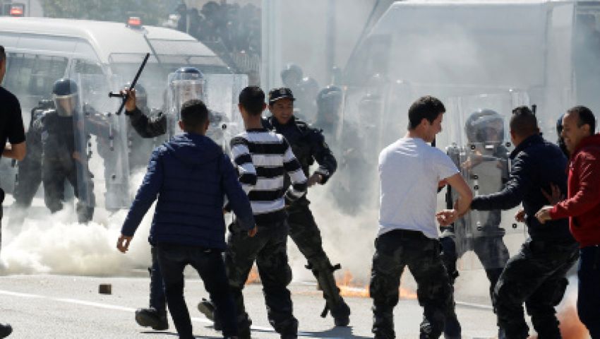 بائع فواكه متجول يشعل النار في نفسه ويفجر موجة احتجاجات في تونس