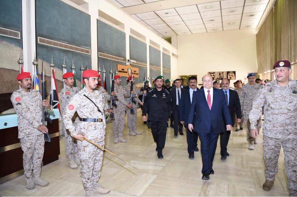 بالصور.. الرئيس هادي ونائبه الفريق يزوران مركز قيادة القوات المشتركة بوزارة الدفاع السعودية