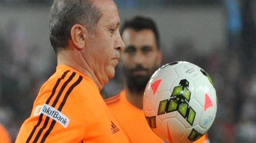 اردوغان يوافق على خوض مباراة كروية ضد ميسي وماردونا وسواريز في تركيا