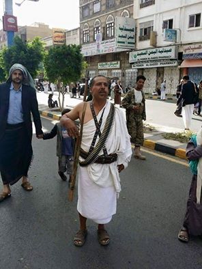 مسلح حوثي يطوف بلباس الإحرام في صنعاء..ومعلقون الحج داخليا على الطريقة الحوثية