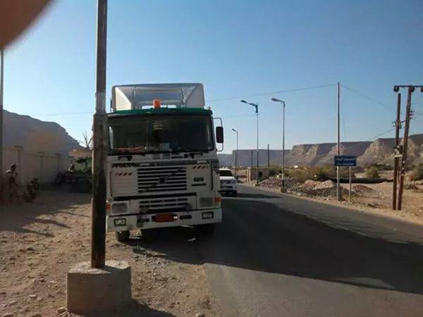 بالصور: بعد إغلاق التهريب الغربي، الجيش يقبض على ترسانة أسلحة للحوثيين على حدود عمان