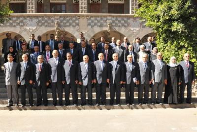 صورة جماعية تجمع نائب الرئيس مع حكومة الوفاق