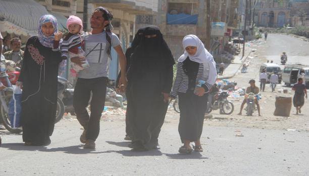 قناصة الحوثيين يقيّدون الحركة اليومية في تعز
