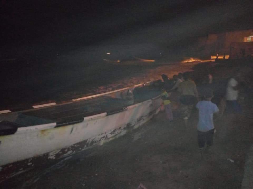 هيجان مفاجئ للبحر في عدن ولحج وغرق عدد من قوارب الصيد