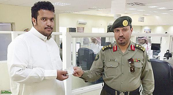 بالصورة:  أول يمني يتسلم بطاقة زائر من جوازات  مدينة الطائف السعودية
