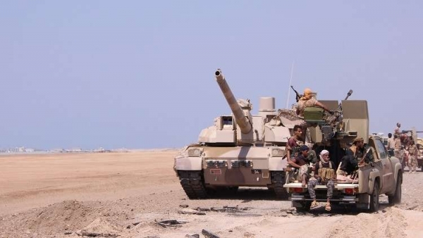 أفراد من الجيش الوطني اليمني مدعومين بدبابة للتحالف العربي (أرشي