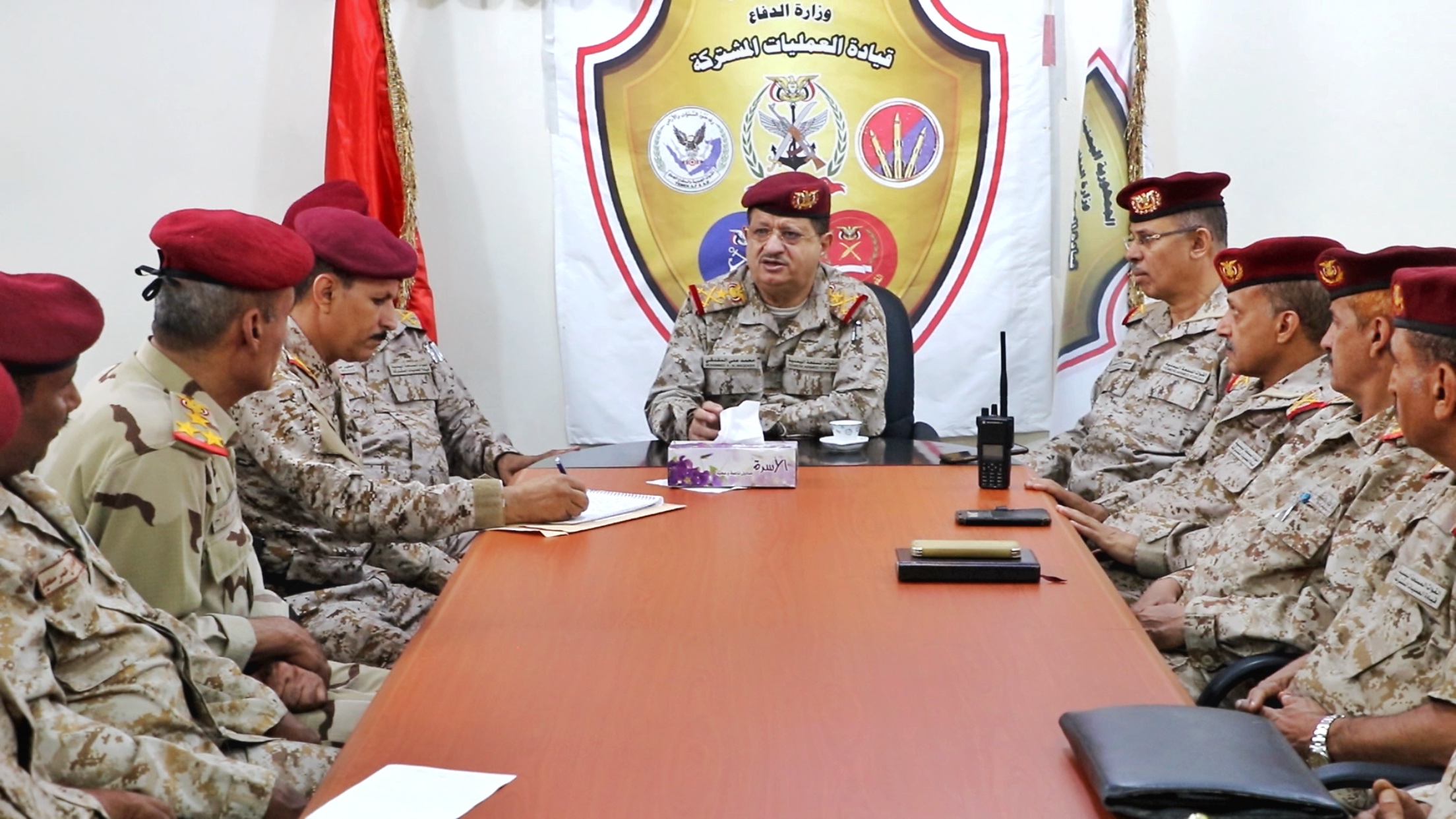 اجتماع وزير الدفاع اليمني بقادة العمليات المشتركة