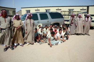 صورة لـ 18 يمني في قبضة السعودية بعد إفشال محاولة تهريبهم أمس إلى الرياض