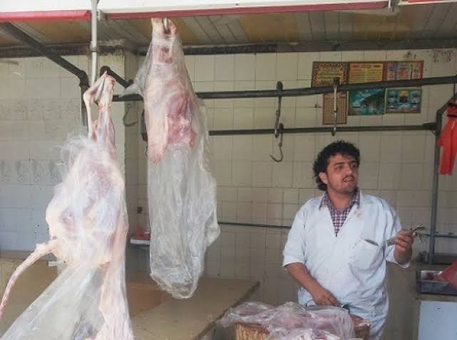 بائعو اللحوم والمواشي في صنعاء يتحدون الحوثيين ويعلنون إضرابًا مفتوحًا