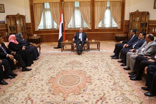 الرئيس هادي مع أعضاء هيئة مكافحة الفساد بعد ادائهم اليمين القانو