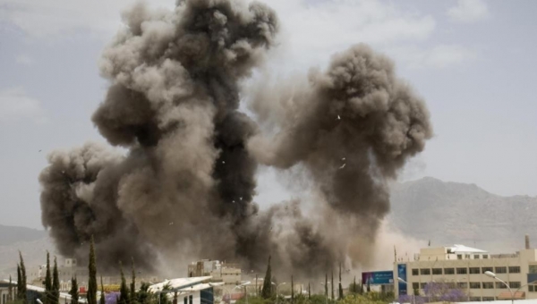 الحوثيون يتهمون التحالف بشن 15 غارة وتدمير منازل مواطنين في أربع محافظات