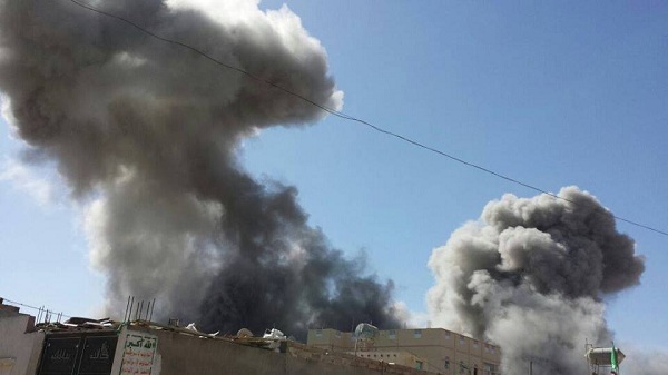 طيران التحالف يشن أكثر من 130 غارة على صعدة أمس ويدمر ناقلة محملة بالصواريخ في سحار