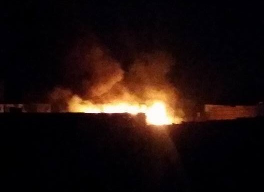 حريق مبنى داخل معسكر الامن القومي بمنطقة صرف عقب الغارات الجوية