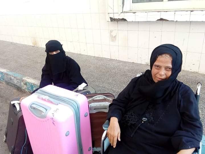 يمنية ووالدتها على قارعة الطريق دون مأوى في مصر