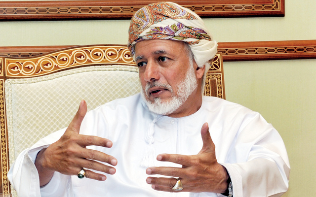 وزير الخارجية العماني يرد على الاتهامات بتهريب الأسلحة للحوثيين عبر أراضي السلطنة