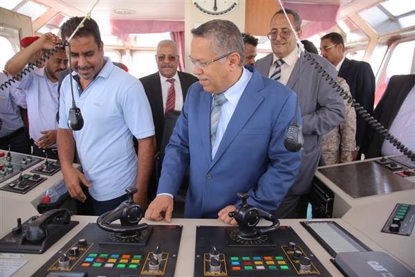 رئيس الوزراء يدشن عمل التاج الجديد «ساحب السفن» في ميناء الزيت بعدن