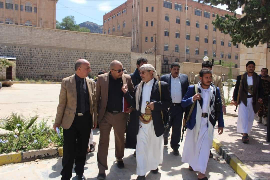 شاهد.. الحوثي يظهر حاملاً بندقية روسية في صنعاء