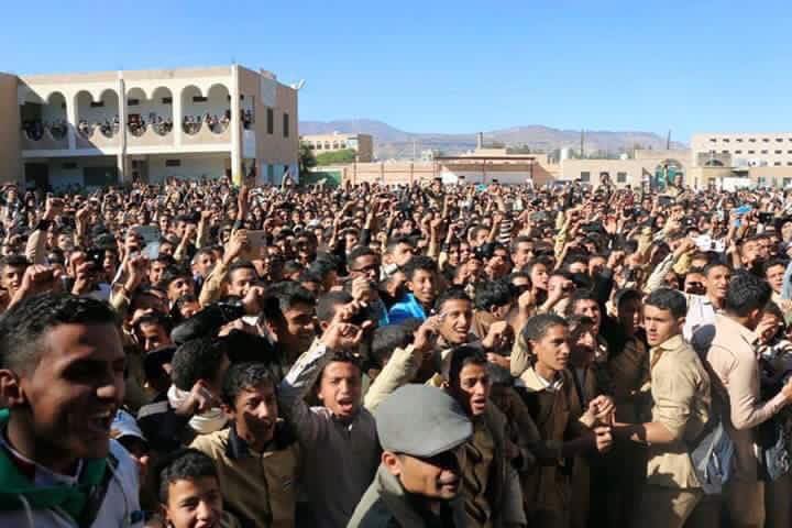 بالفيديو : طلاب مدرسة عمر بن عبدالعزيز بعمران ينتفضون في وجه قيادات الحوثيين