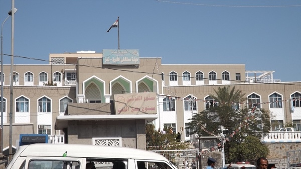 مستشفى الثورة بمدينة «تعز» يعلن توقفه عن العمل عقب هجوم مسلح عليه
