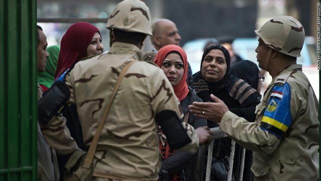 8 قتلى في اليوم الأول لاستفتاء دستور مصر والحقوق الدستورية للمؤسسة العسكرية «خط أحمر»