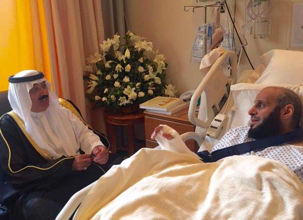 الأمير متعب بن عبدالله يزور الشيخ «القرني» في مستشفى الحرس (صور)