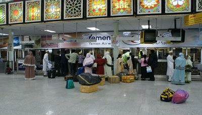 أمانة موظف تذهل مسافر نسي مجوهرات بمطار صنعاء