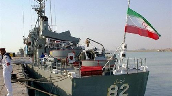 سفينتان حربيتان ترافقان سفينة شحن إيرانية في خليج عدن متوجهة إلى ميناء الحديدة