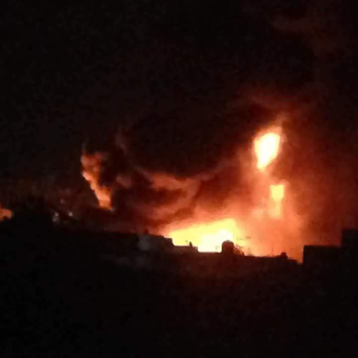 حريق ضخم جراء انفجار صهريج ديزل بمنصورة عدن (صور)