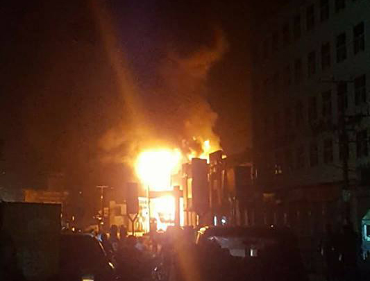 حريق هائل يلتهم محطة وقود ومركز تسوق وسط العاصمة صنعاء (صور)
