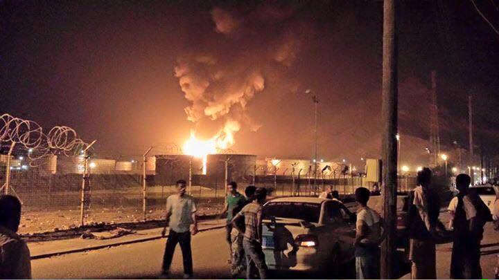 حريق داخل مصافي عدن بعد قصفه بالكاتيوشا من قبل مليشيات الحوثي وص