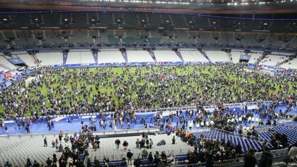 بالفيديو.. صوت انفجارات باريس تسمع أثناء مباراة فرنسا وألمانيا وحالة هلع وهروب للحاضرين
