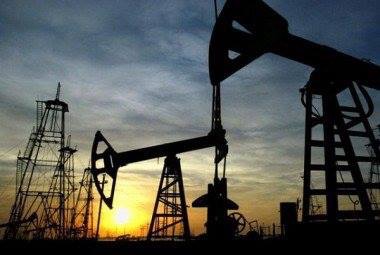 النفط يتخلص من شبح «12 عاماً» ويقفز فوق 30 دولاراً