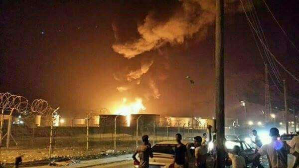 انفجار يستهدف خط انابيب تابع لمصفاة النفط في عدن يتسبب بإندلاع حريق هائل (صور)