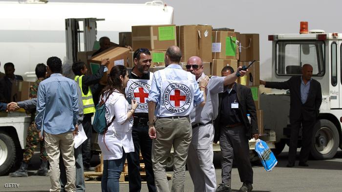 بالفيديو.. الصليب الأحمر يعلن إدخال مساعدات طبية إلى تعز المحاصرة لأول مرة أشهر