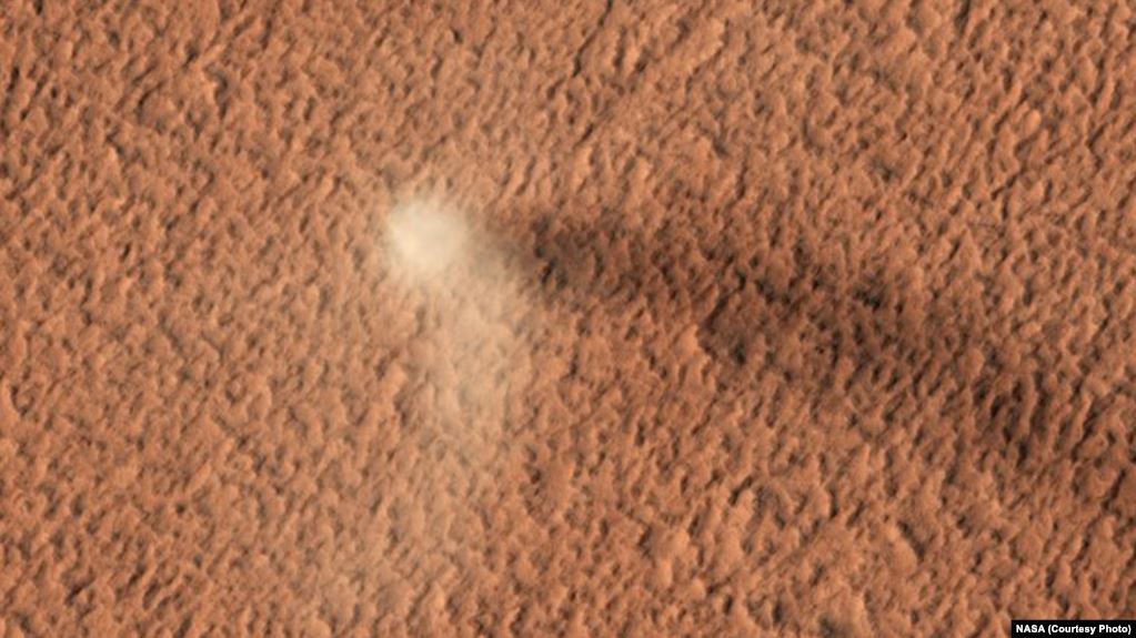 لأول مرة .. ناسا تنشر صورة عفريت من المريخ