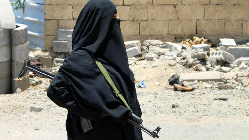 قيادية حوثية تتعرض لضرب مبرح من قبل طالبات مدرسة في صنعاء