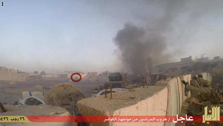 بالصور.. داعش ينشر لقطات من هجومه على تنظيم داعش ورفع رايته فوق منشأة حكومية