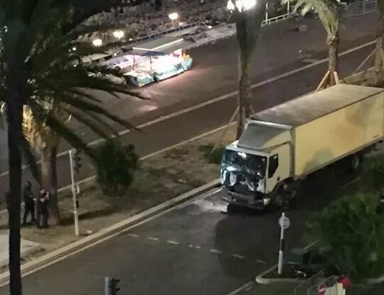 مقتل وإصابة أكثر من 160 شخصا بعملية دهس نفذها سائق شاحنة على محتفلين جنوب فرنسا (صور+ فيديو)