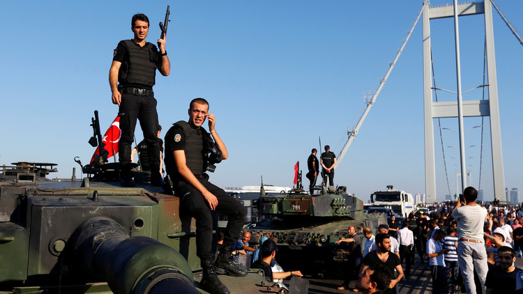 عناصر من الشرطة التركية على دبابة استخدمها الانقلابيون ليلة 15 إ
