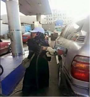 سيدة تصفع مسوؤل بأحد محطات التزود بالوقود في العاصمة صنعاء