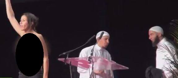 فيديو.. امرأتان شبه عاريتين توقفان مؤتمر إسلامي