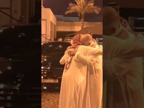 أمير سعودي كبير يودع نجله للذهاب للقتال ضمن الحرس الوطني في الحدود الجنوبية السعودية (فيديو)