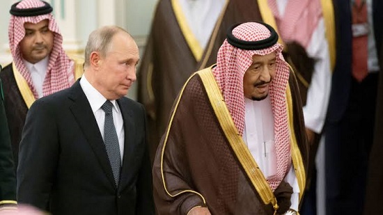 الرئيس الروسي يهدي الملك سلمان أحد أندر صقور العالم
