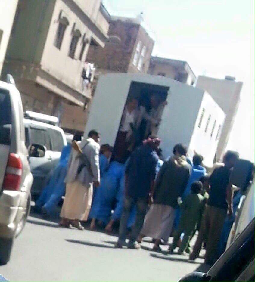 بالصور: سجناء يقومون بدفع السيارة الخاصة بنقلهم الى السجن بعد توقفها عن الحركة في صنعاء